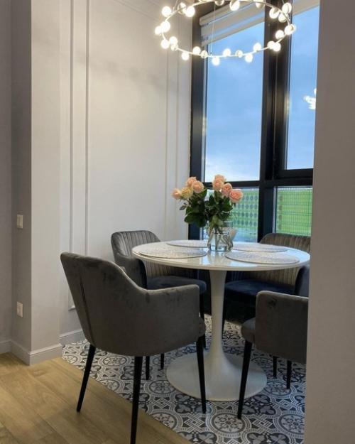 Кухня с присоединённым балконом, на котором сделали обеденную зону. 07