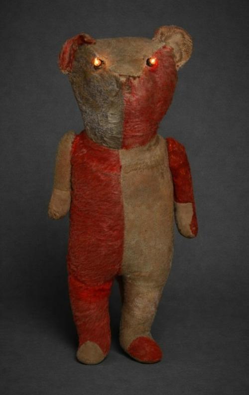 Во второй половине 1900-х годов в США появились так называемые Electric Eye Bears - медведи со стеклянными лампочками вместо глаз. 05 Во второй половине 1900-х годов в США появились так называемые Electric Eye Bears - медведи со стеклянными лампочками вместо глаз. 05