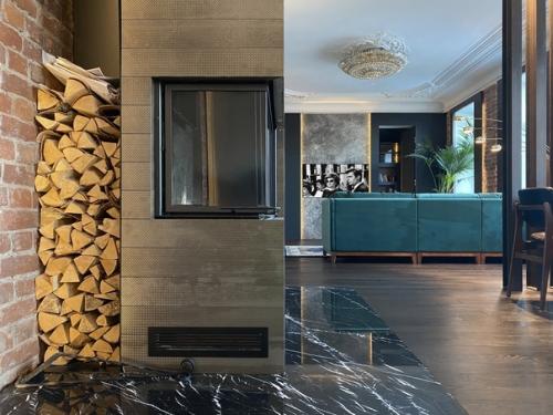 Заказчик поставил перед нами задачу сделать брутальный, мужской лофтовый интерьер, сохранив при этом исторические элементы. 02