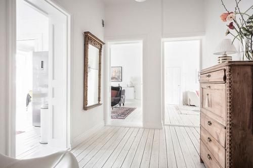 Для интерьера своей квартиры в Швеции хозяева выбрали полностью белую отделку, яркие акценты и интересную мебель. 09