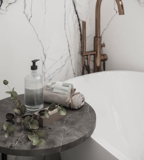 Необычная, очень контрастная ванная в проекте. 03