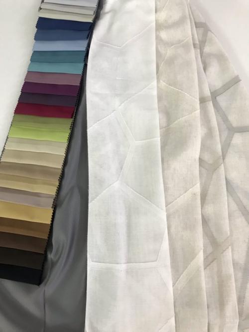 В этом загородном доме цвет портьер для гостиной и кухни выбирали под одну из стен, которая выполнена художественной фреской. 07