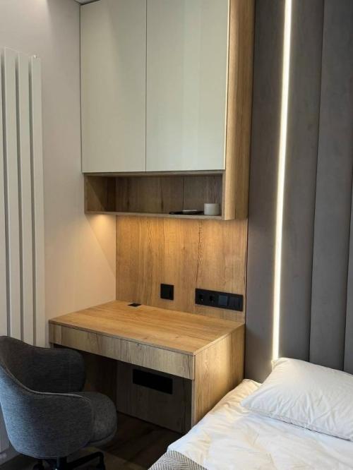 Уютная спальня и рабочее место - два в одном! 03