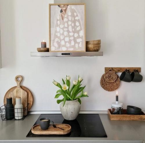 Металл, деревянные элементы, керамические поверхности - все это имеет свое место в интерьере этого уютного теплого дома. 05