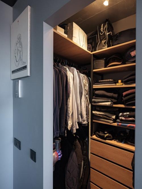 Как вам решение с черным матовым потолком в студии? 06