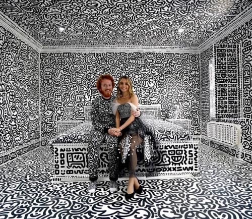 Художник купил дорогой дом и разрисовал в нем всё (вообще всё) узорами. 01