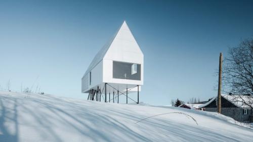 Высокий дом.  Delordinaire подняли дом над снежной равниной сельского Квебека для защиты зоны отдыха под открытым небом. 07