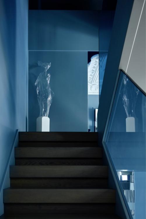 Необычная планировка двухэтажной квартиры вдохновила декоратора Аллу Шумейко на создание интерьера по мотивам парковых павильонов. 03