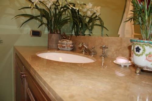 Ванная: шкатулки - из Италии, кораллы - из Греции, гравюра - из эрмитажа. 06