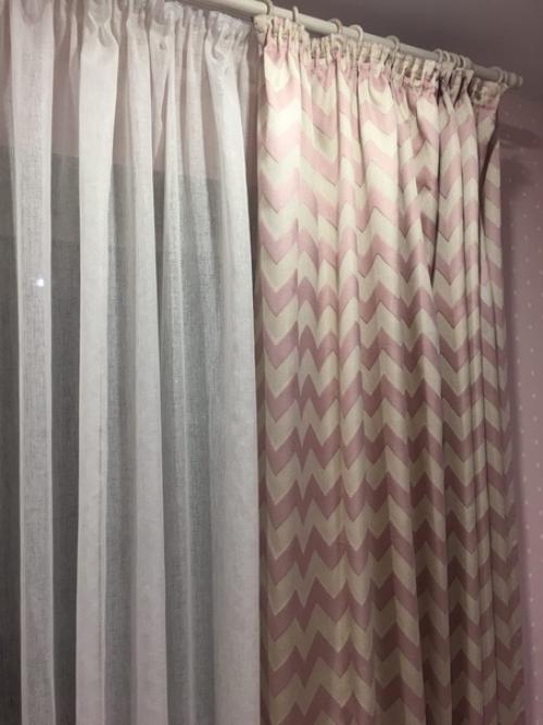 В этом загородном доме цвет портьер для гостиной и кухни выбирали под одну из стен, которая выполнена художественной фреской. 03