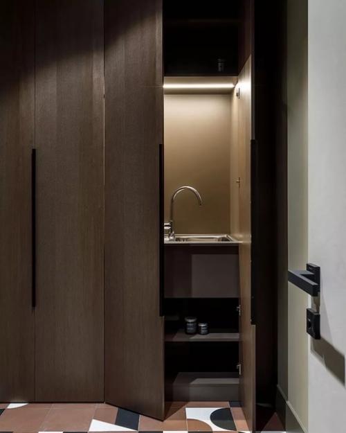 Этот проект - необычный: здесь квартира - мастерская художницы и рабочий кабинет ее мужа - бизнесмена. 09