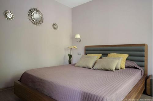 Интерьер в серых тонах с фиолетовыми и желтыми акцентами. 06