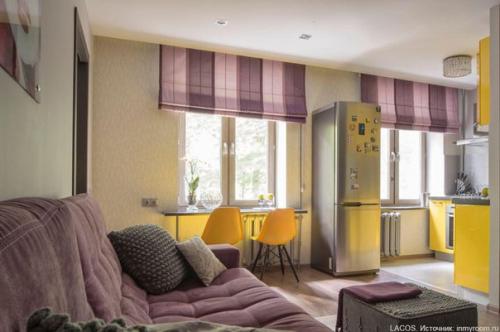 Интерьер в серых тонах с фиолетовыми и желтыми акцентами. 02