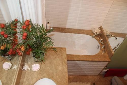 Ванная: шкатулки - из Италии, кораллы - из Греции, гравюра - из эрмитажа.