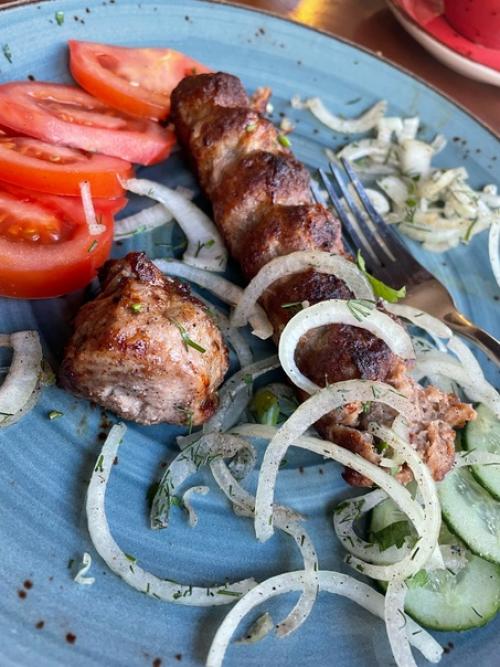 Воскресенье выходной, а в выходной готовить - грех, а вот покушать вкусно - к хорошему настроению, мы в долмама. 03