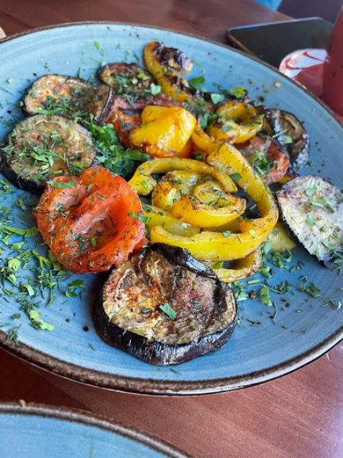 Воскресенье выходной, а в выходной готовить - грех, а вот покушать вкусно - к хорошему настроению, мы в долмама. 05