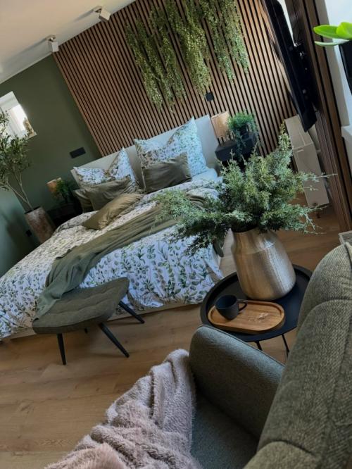 Добро пожаловать в современную квартиру, где интерьер уже дышит весной.

