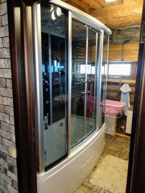 Вот так обустроили ванную комнату и туалет в бревенчатом доме как вам? 01