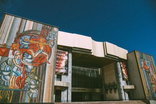 Заслуженный художник России Алексей Георгиевич бровко, художник - монументалист, профессор кафедры рисунка и живописи. 01