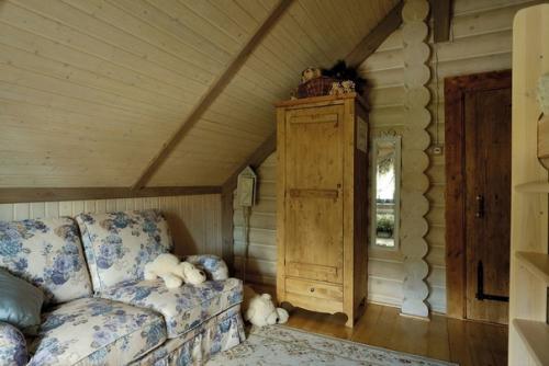 Чудесный, атмосферный интерьер детской спальни в мансарде загородного дома. 02