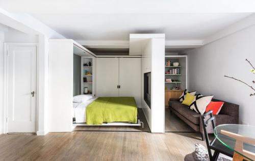 Откидная кровать, встроенная в шкаф - Находка для скромных пространств.