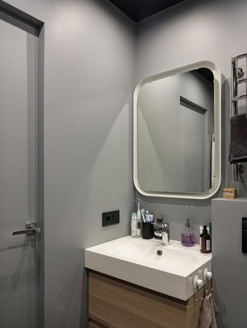 Как вам решение с черным матовым потолком в студии? 08