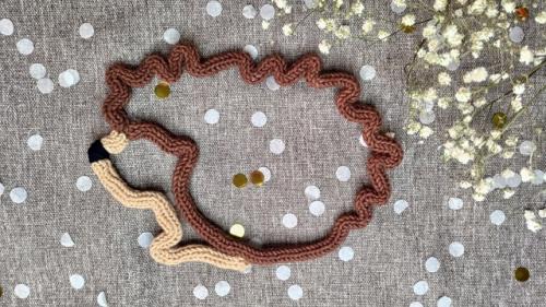 Вязаный декор интерьера - это не стандартный и очень классный вариант украсить любую вашу комнату. 07