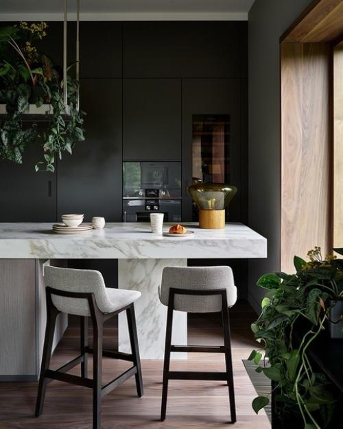 Дизайнеры из студии Porte Rouge создали современное пространство с акцентом на домашние растения. 02