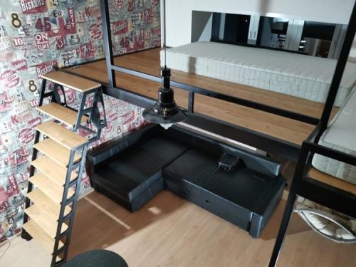 Отличный выход нашли хозяева этой квартирки. 09