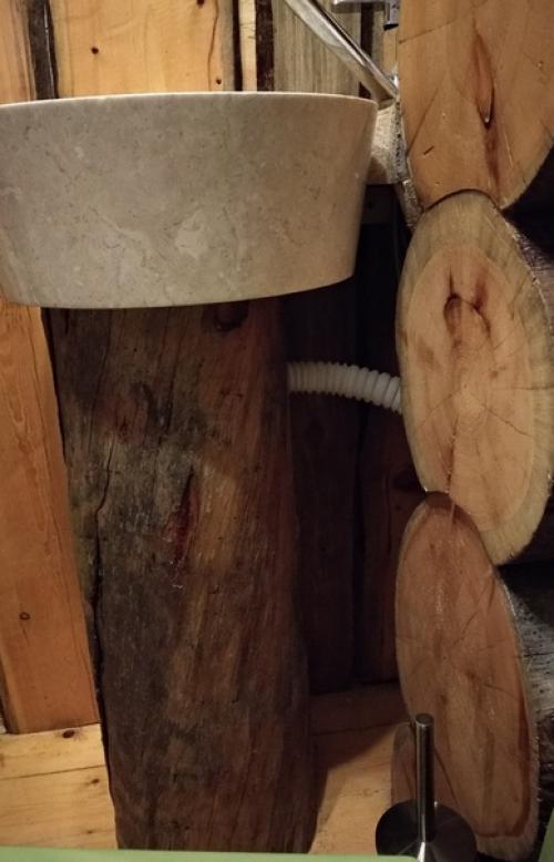 Вот так обустроили ванную комнату и туалет в бревенчатом доме как вам? 06