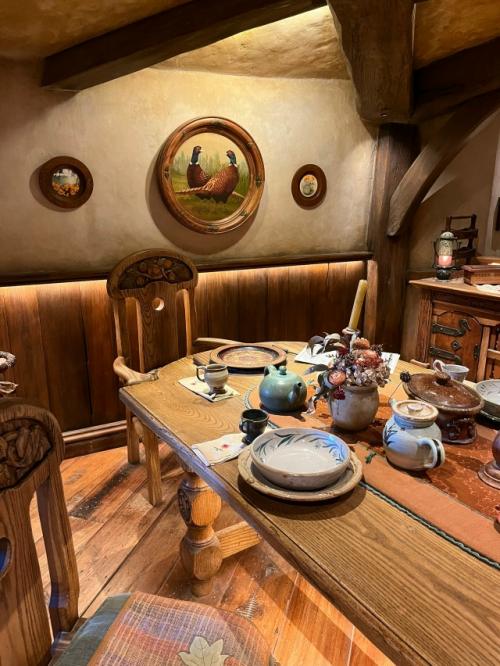 В хоббитоне с конца 2023 года открыты для посещения внутренние помещения хоббитских норок. 02