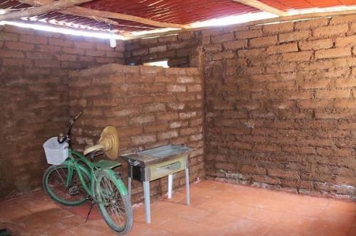 Мексиканец строит дома из водорослей с пляжа, дома которым не страшны ураганы и землетрясения. 07