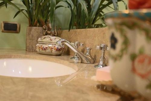 Ванная: шкатулки - из Италии, кораллы - из Греции, гравюра - из эрмитажа. 09