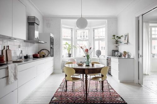 Для интерьера своей квартиры в Швеции хозяева выбрали полностью белую отделку, яркие акценты и интересную мебель. 03