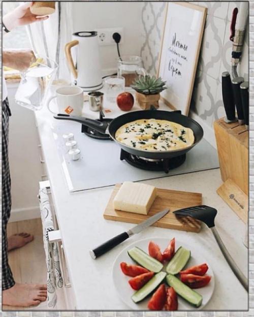 Просторная кухня. В белом цвете. 01