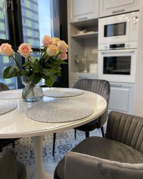 Кухня с присоединённым балконом, на котором сделали обеденную зону. 02