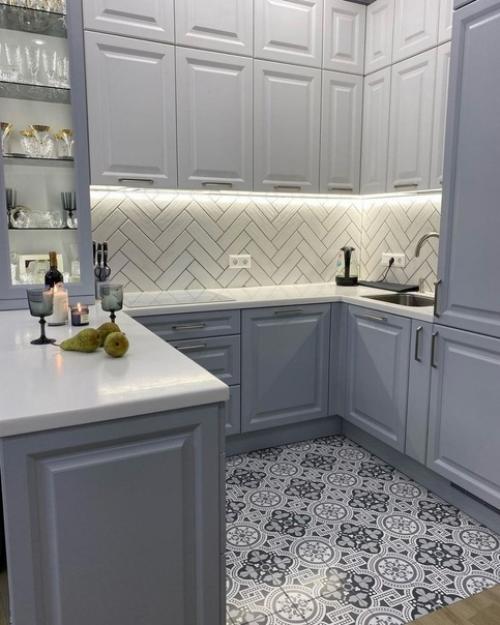 Кухня с присоединённым балконом, на котором сделали обеденную зону. 05