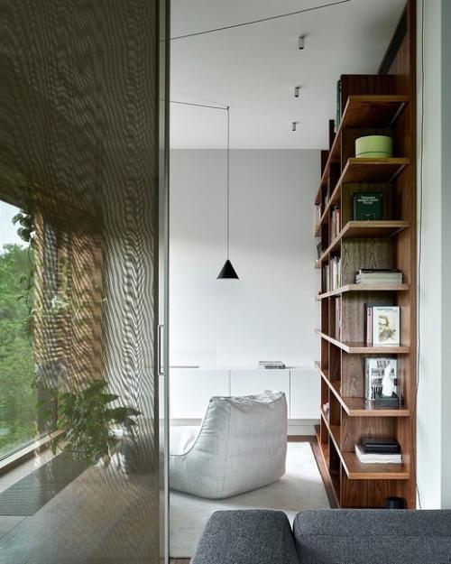 Дизайнеры из студии Porte Rouge создали современное пространство с акцентом на домашние растения. 03