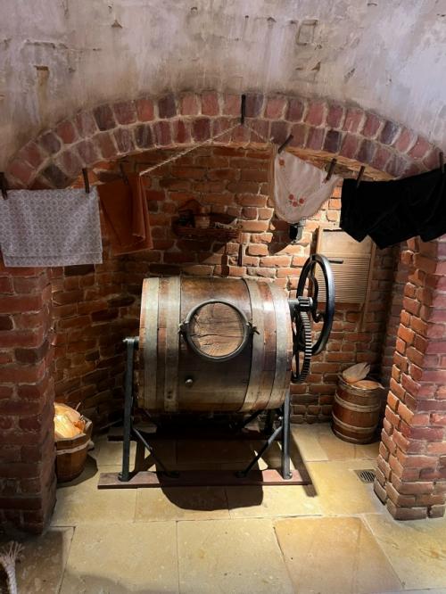 В хоббитоне с конца 2023 года открыты для посещения внутренние помещения хоббитских норок. 09