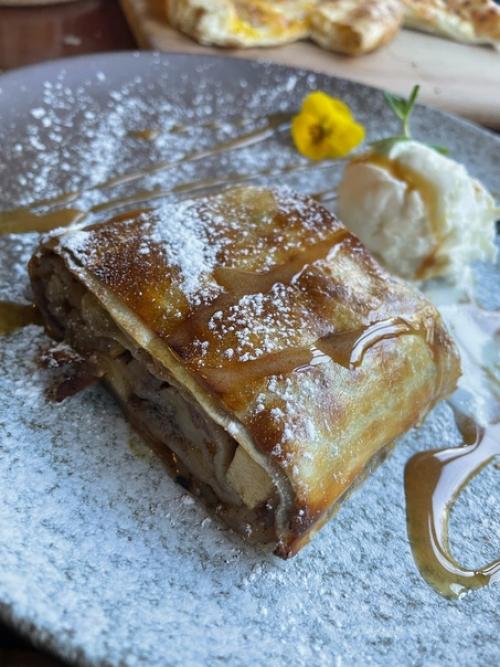 Воскресенье выходной, а в выходной готовить - грех, а вот покушать вкусно - к хорошему настроению, мы в долмама. 07