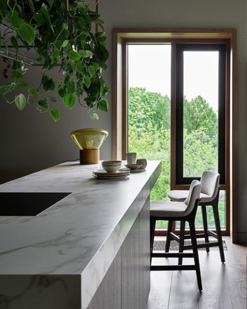 Дизайнеры из студии Porte Rouge создали современное пространство с акцентом на домашние растения. 01