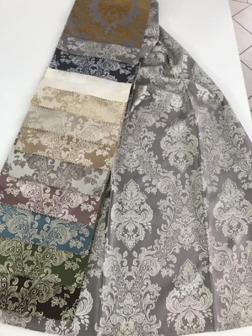 В этом загородном доме цвет портьер для гостиной и кухни выбирали под одну из стен, которая выполнена художественной фреской. 08