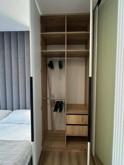 Уютная спальня и рабочее место - два в одном! 04