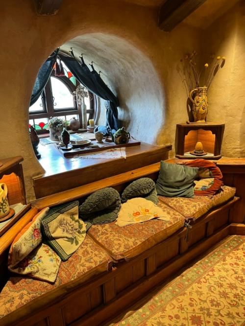 В хоббитоне с конца 2023 года открыты для посещения внутренние помещения хоббитских норок. 07