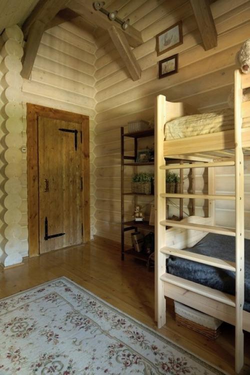 Чудесный, атмосферный интерьер детской спальни в мансарде загородного дома. 05