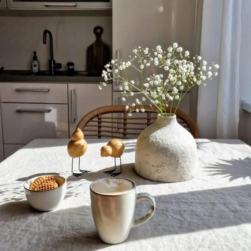 Металл, деревянные элементы, керамические поверхности - все это имеет свое место в интерьере этого уютного теплого дома. 03