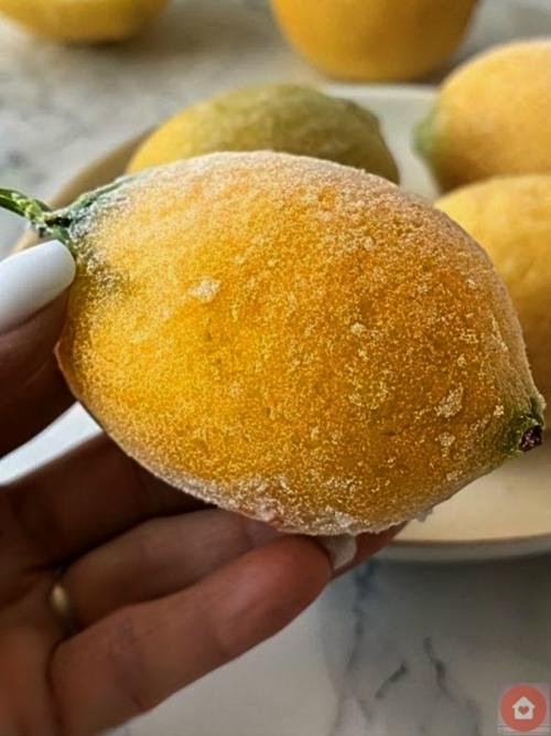 B быту набирает популярность простой, но гениальный лайфхак - хранение лимонов в морозилке.  