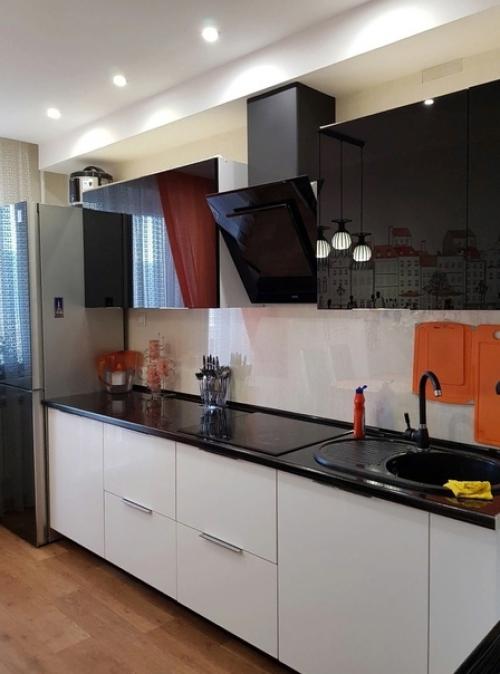 Кухня с глянцевыми верхними шкафами. 02