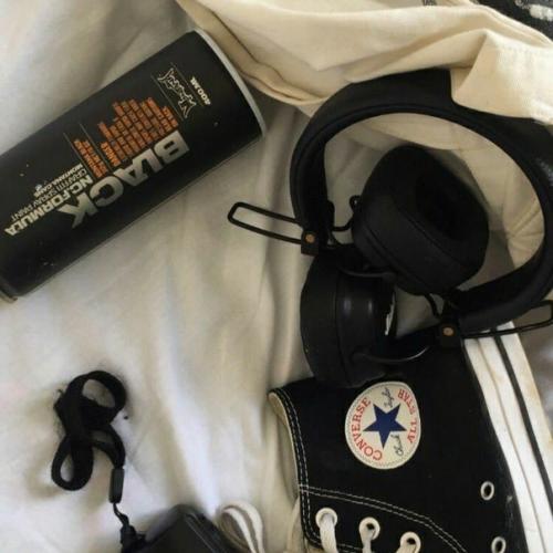 ~ s s;;. Чонин не знает, в какой момент его так сломало, что он сейчас сидит под проливным дождем, ничего не чувствуя. 04