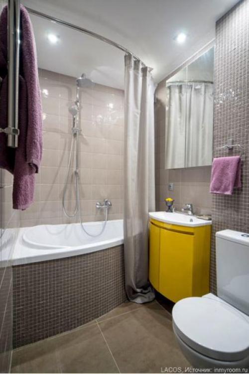 Интерьер в серых тонах с фиолетовыми и желтыми акцентами. 07